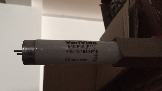 Đèn tuýp huỳnh quang Verivide 840-P15 (F11) F18 T8 / 840-P15 TL84 được sản xuất tại EU 60cm với chất liệu thủy tinh
